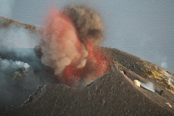 <strong>火山岩浆</strong>爆发摄影风景图