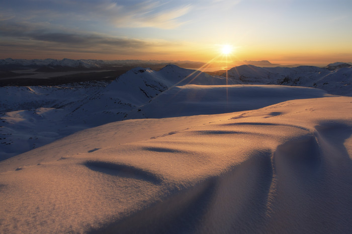 挪威阳光下的雪山