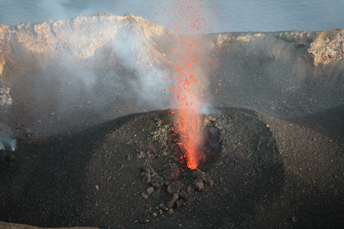火山喷发岩浆风景插图