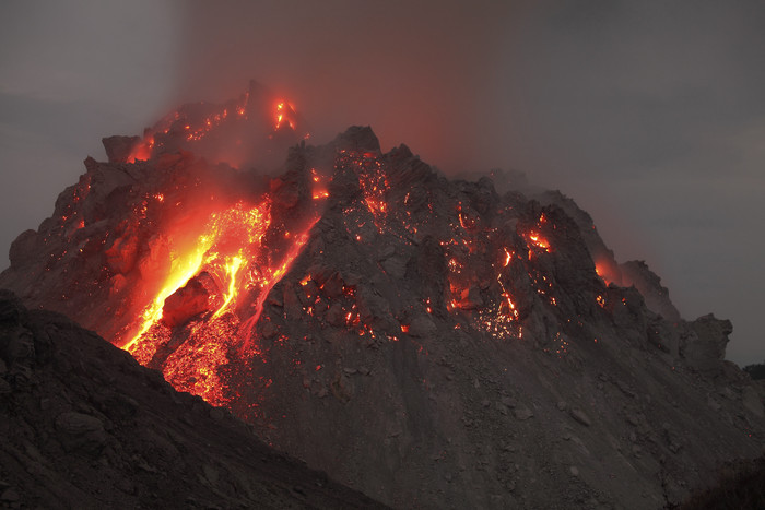 火山迸发岩浆摄影图