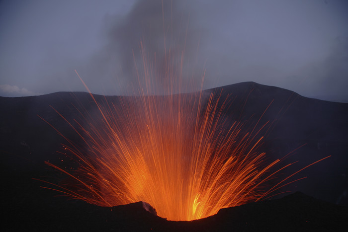 火山岩浆爆发摄影图