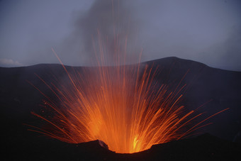 火山岩浆<strong>爆发</strong>摄影图