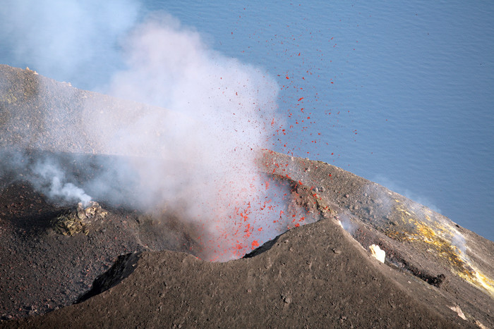 活跃火山岩浆摄影插图