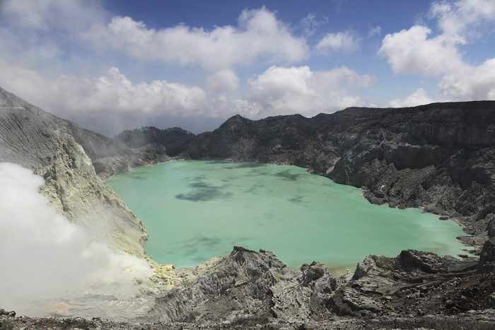 火山口淡水湖摄影插图