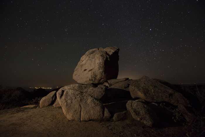 荒漠岩石夜景摄影插图