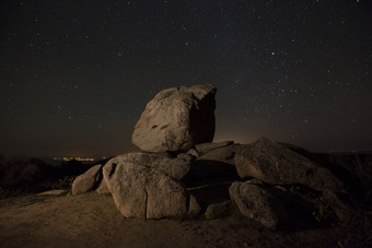 荒漠岩石<strong>夜景</strong>摄影插图