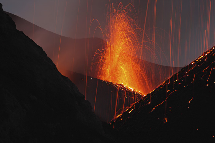 火山爆发熔浆熔岩摄影插图