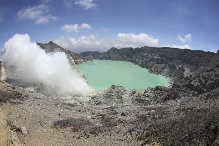 火山口湖泊摄影插图