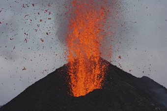 <strong>火山</strong>迸发熔浆灾害摄影插图