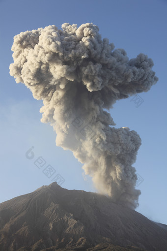 活跃火山喷发烟雾插图