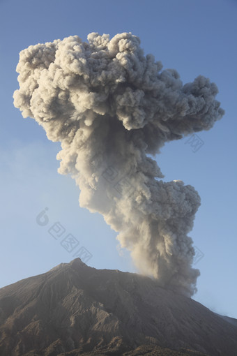 活跃<strong>火山喷发烟雾</strong>插图