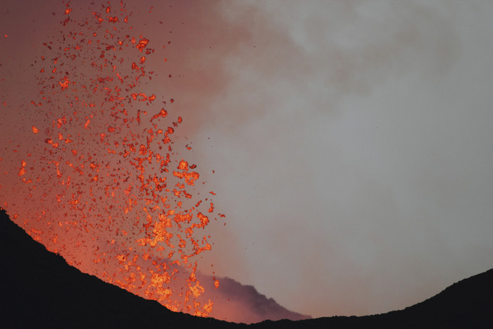 火山喷发飞溅物风景摄影插图