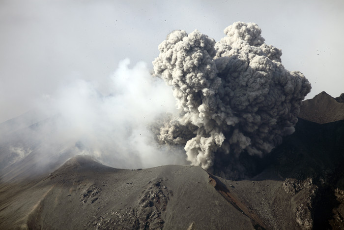 火山喷发烟雾插图