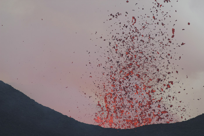 火山喷发飞溅物摄影插图