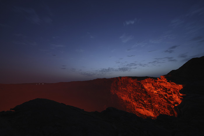 黄昏火山爆发熔浆摄影图