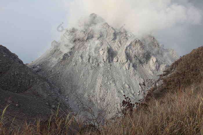 火山山脉烟雾摄影图