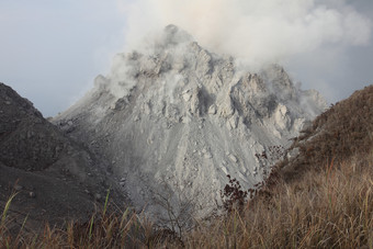 火山山脉烟雾摄影图