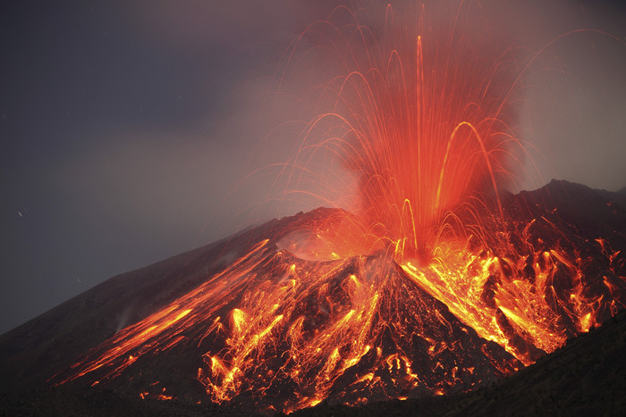 火山爆发熔浆风景图