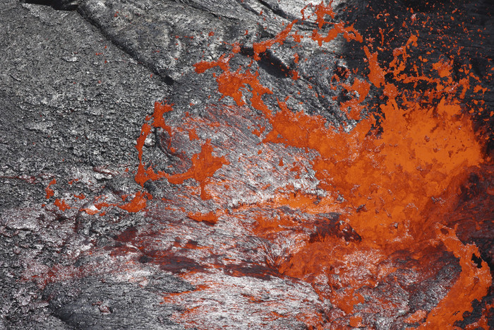 火山熔浆飞溅摄影插图