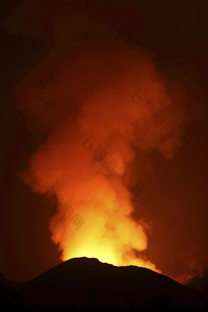 火山口的烟雾摄影插图