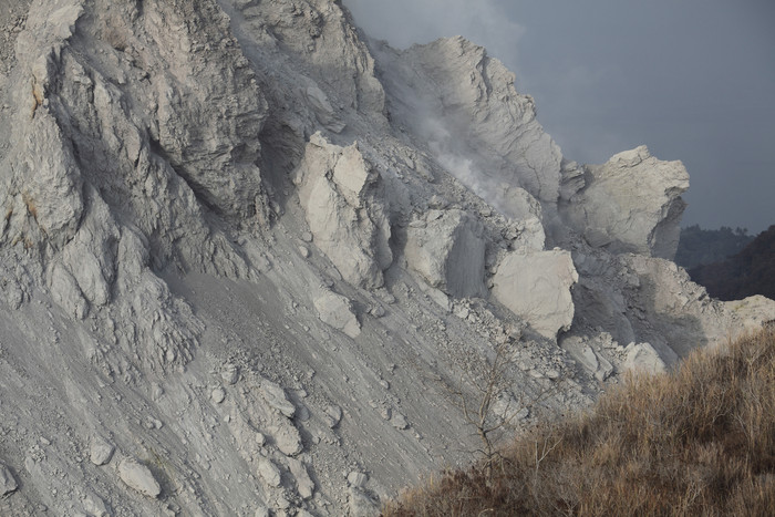 火山岩石落下摄影插图