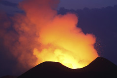 夜晚的火山喷发风景摄影插图