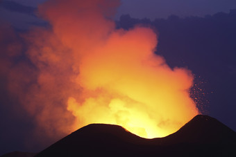 <strong>夜晚</strong>的火山喷发<strong>风景</strong>摄影插图