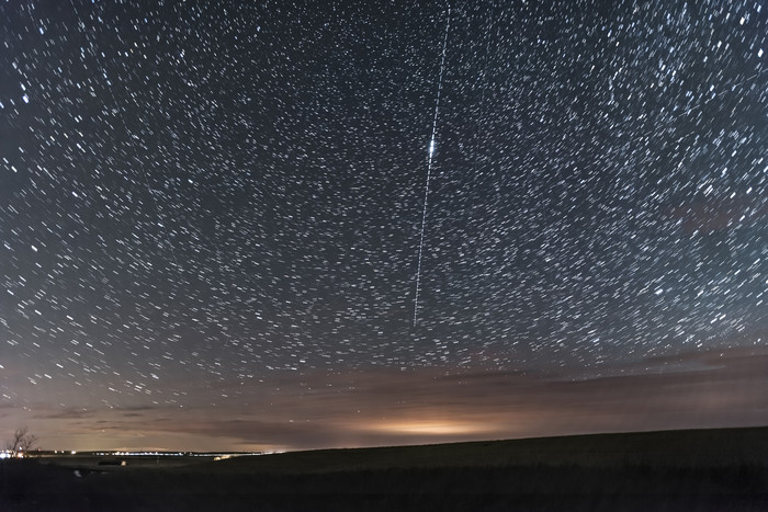 原野上的美丽星空摄影图