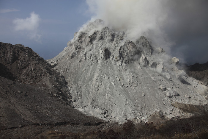 火山岩石喷发摄影插图