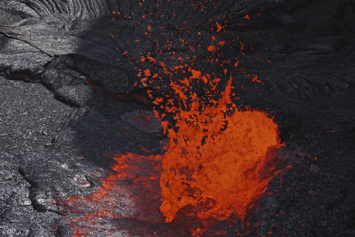 火山熔浆爆发摄影图