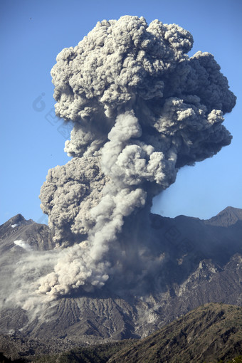 火山爆发烟雾摄影图