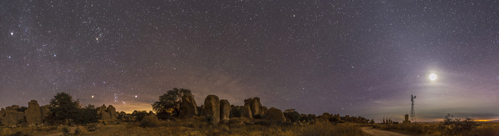 夜晚星空下的山峰