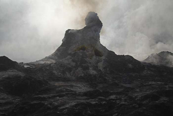 火山山体烟雾摄影插图