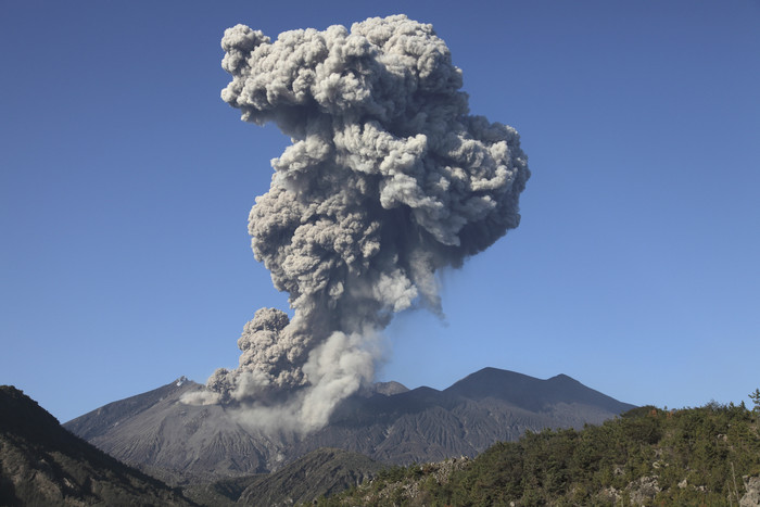 火山爆发烟雾摄影插图