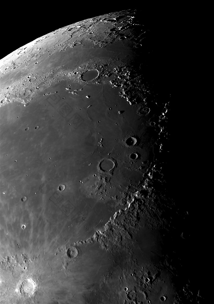 月球表面岩石纹理摄影插图