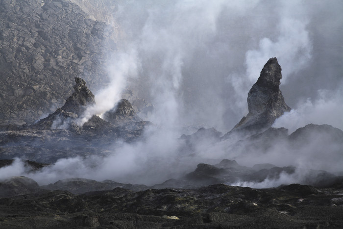 火山岩石熔岩摄影图