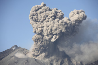 火山山峰爆发摄影插图