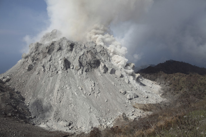 火山烟雾释放摄影插图