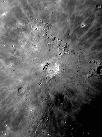 月球表面陨石坑摄影插图