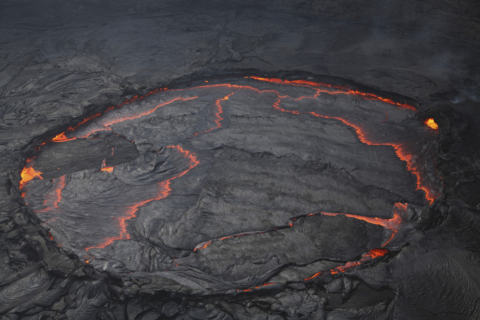 火山熔浆湖摄影插图