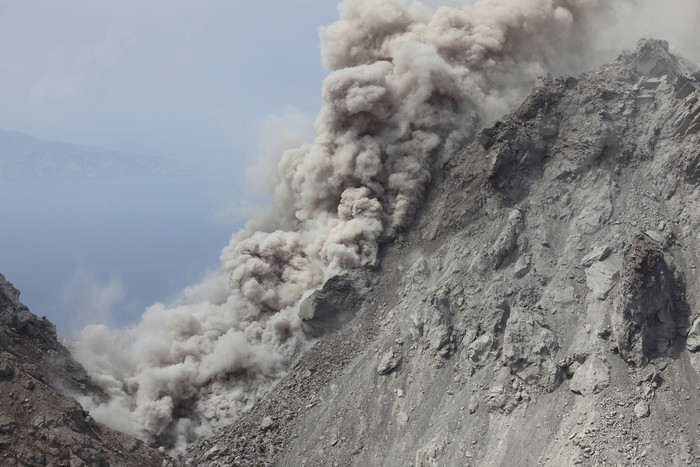火山烟雾摄影插图