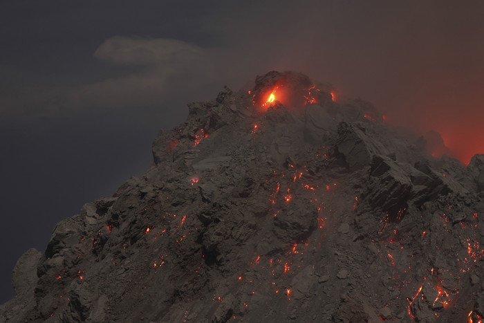 火山口爆发摄影图