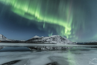 极地极光<strong>雪景</strong>风景插图