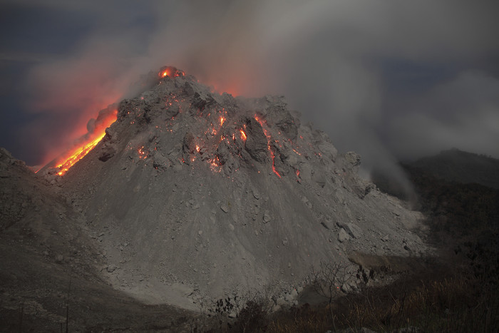 火山喷发岩浆摄影插图