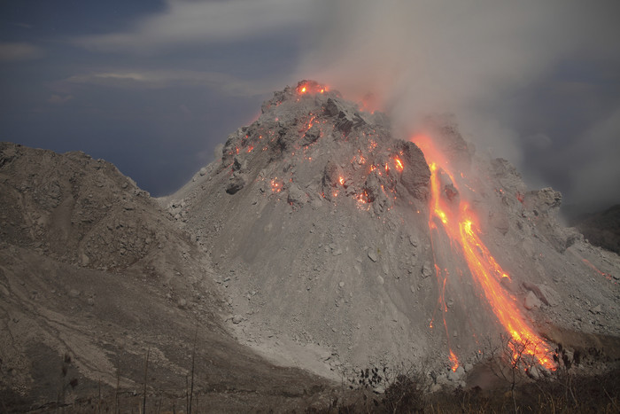 火山爆发岩浆摄影插图