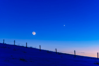 蓝色调夜晚的月亮