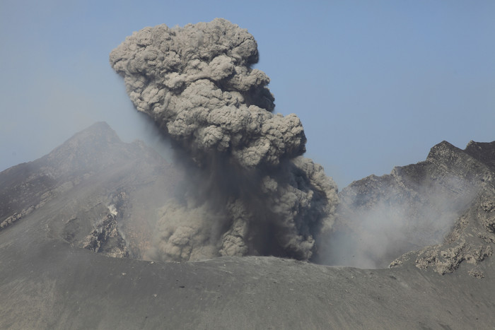 火山喷发烟尘风景摄影插图