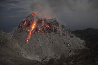 <strong>火山</strong>爆发<strong>岩浆</strong>插图