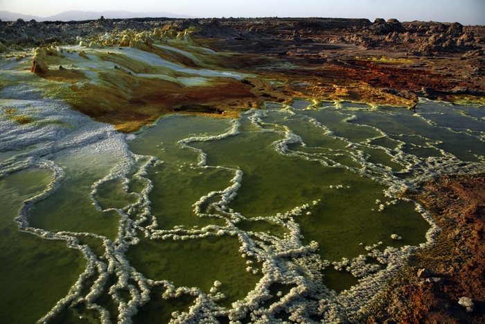 火山矿物湖泊摄影图