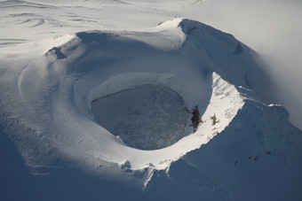 冰雪覆盖的火山口摄影插图